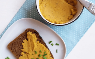 Pasta kanapkowa z soczewicy i pieczonych warzyw.