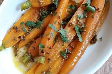 Młode marchewki z kolendrą.